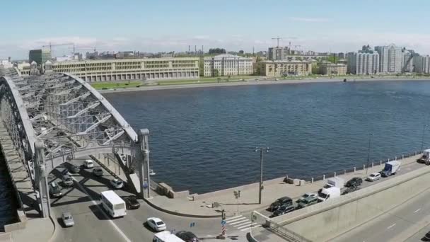 Quadrocopter schieten brug, rivier in zomerdag. Slow-motion. Timelapse — Stockvideo