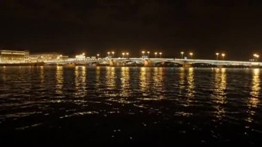 Köprü ve nehir gece şehirde görünümünü. Nehir Motorlu tekne yüzen.