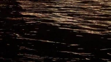 Karanlık gecede nehir örgüler görünümünü.