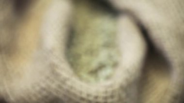 Kahve fabrikasında değil kızarmış kahve taneleri ile çanta. Yakınlaştır.