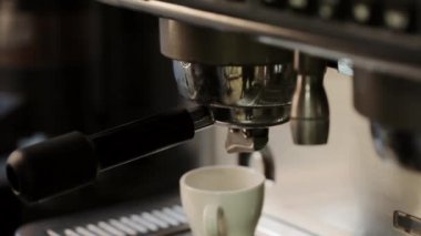 Kahve makinesi sıcak kahve beyaz fincan içine dökülen. Kahve akar Kupası geçmiş başarısız