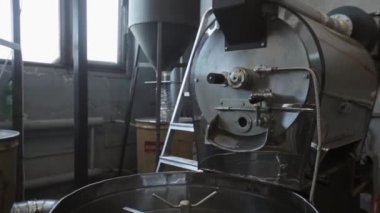 Görünümü makine kızarmış kahve tahıllar için karıştırma. kahve fabrikası.