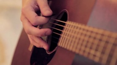 Arabulucu tarafından akustik gitar dizeleri el dokunur mans. Yakın çekim.
