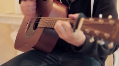 Arabulucu tarafından akustik gitar çalmak eller mans.