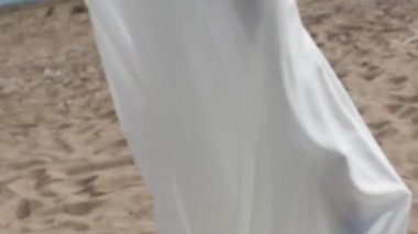 Yaz günü beyaz düğün Tekstil Kemer kum plaj.