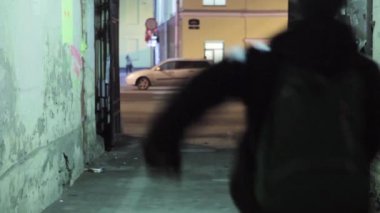 Adam yeşil sırt çantasından avlu ile çalışan yan geri. Sağ tarafta koşmuş.