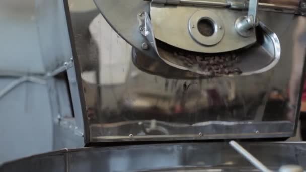 Proceso de adición de granos de café fritos en la mezcla de barril de aluminio en la fábrica de café . — Vídeos de Stock