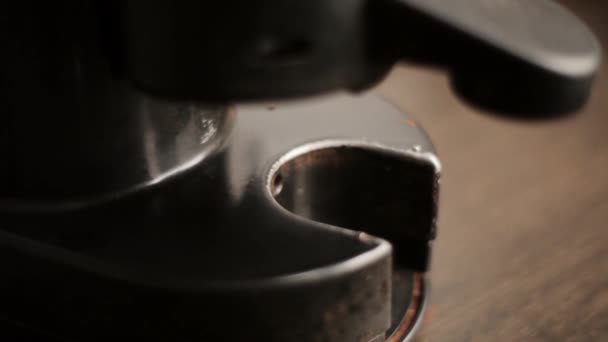 Gießen gemahlenen Kaffee aus Kaffeemühle. — Stockvideo