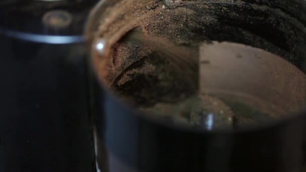 Processen för krossning stekt kaffe korn i kaffekvarn i fabrik, — Stockvideo