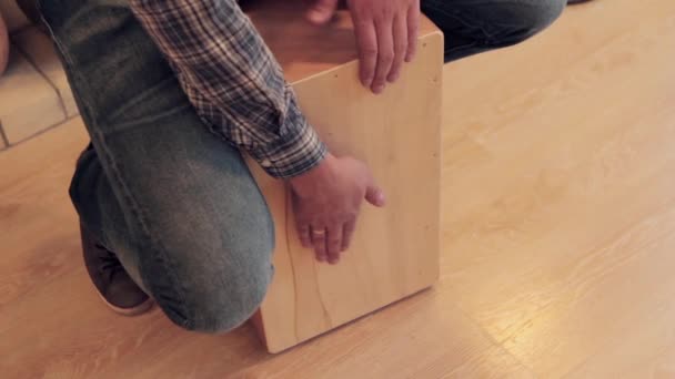 Las manos de hombre para batir un ritmo en la caja de madera isdide habitación . — Vídeos de Stock