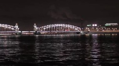 Köprü ve nehir gece şehirde görünümünü. Aydınlatma.