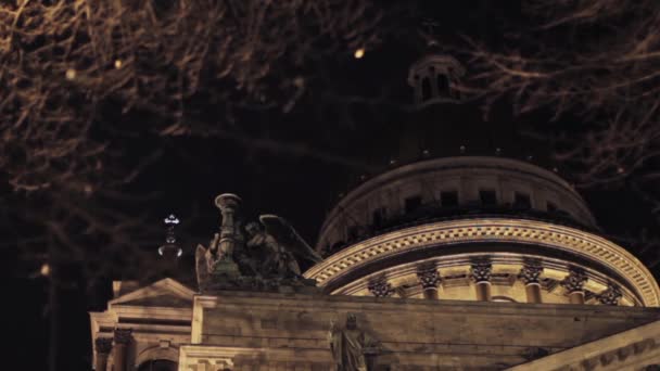 Vista do telhado e esculturas da catedral Isaak em São Petersburgo, na cidade noturna — Vídeo de Stock