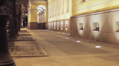 Sarı buiding ve gece şehir ağaçlarda yoIda. Aydınlatma ışıkları. Kimse