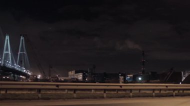 Otoyolu Köprü ve Binalar gece şehirde. Fabrika borudan duman.