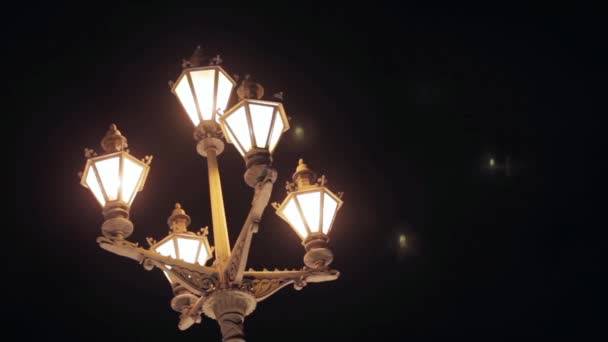 Vue de la lampe de poche rétro dans la ville de nuit . — Video