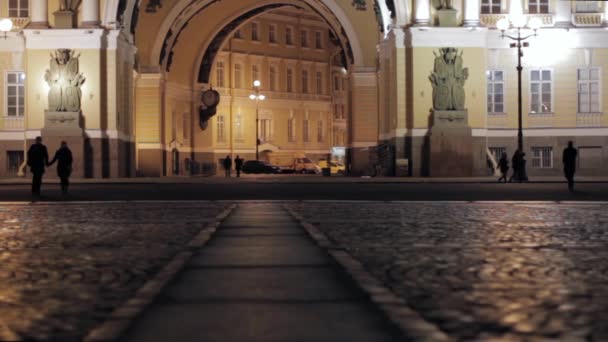 夜のサンクトペテルブルクの宮殿広場の眺め。愛のカップルのシルエット — ストック動画