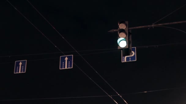 Pohled na hang semaforu s dopravní značky a vodiče v noci. Mýdlové bubliny. — Stock video
