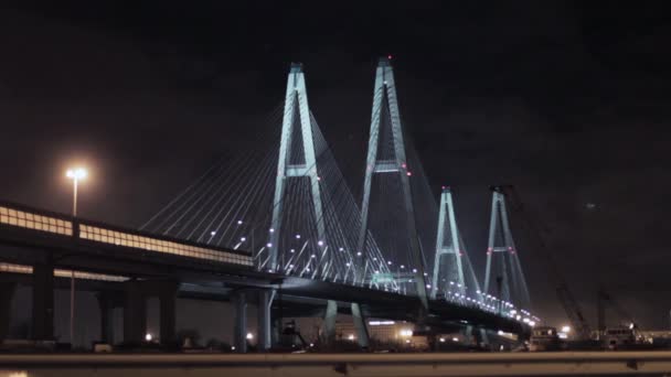 Vista de la autopista enorme puente en la ciudad de la noche. Luces de iluminación . — Vídeo de stock