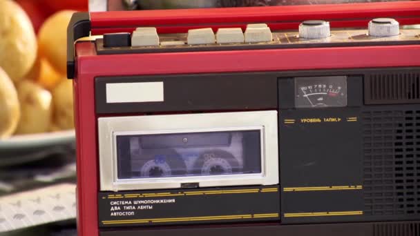 Oude vintage platenspeler toneelstuk audio cassette. Close-up. — Stockvideo