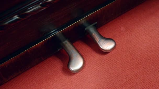 Mans pootjes pers piano pedalen. Close-up. — Stockvideo