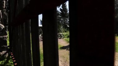 Altı bisiklet yolu ve kırsal kesimde açık kapılar önünde. Yaz güneşli gün.