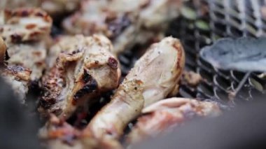 Bıçak ızgara tavuk bacakları çevirir. Yaz pikniği. Yakın çekim.