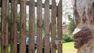 Paslı at nalı geçitle. Yeşil avlu, araba arka plan. Kırsal. Kimse