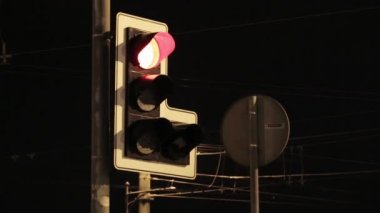 Trafik lambası anahtarı renkler. Kırmızı, sarı, yeşil. Gece şehir. Kimse. Yakın çekim
