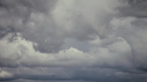 Cielo gris nuboso antes de fuertes lluvias. Panorama — Vídeo de stock