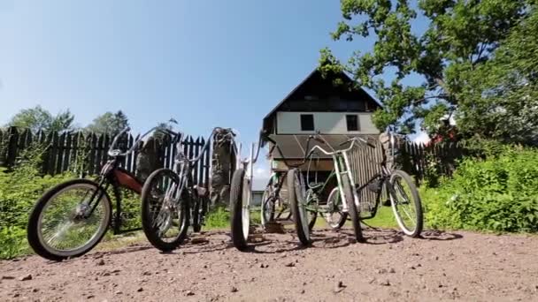 6 велосипедов перед открытыми воротами и большой особняк в сельской местности. Летний день . — стоковое видео
