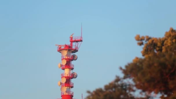 Radar vermelho a girar na costa. Dia de verão. Ninguém. Antenas — Vídeo de Stock