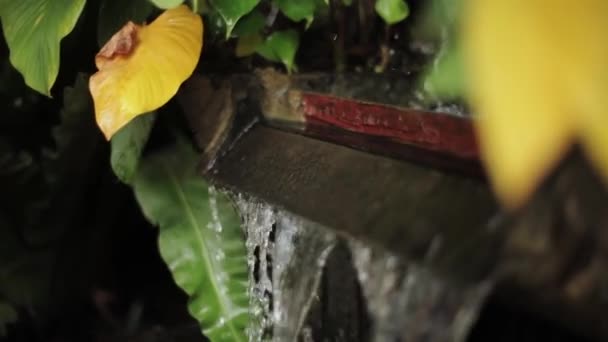 Wasser ergießt sich in ein großes Fass. kleiner Brunnen. Tag. Reich, Meditation. — Stockvideo