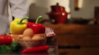 Restoran atmak taze et Şef büyük bıçak kes. Kaymak. Ağır çekim. Deli