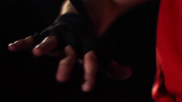 Boxer namotávání obvaz, aby rukavice na trénink. Zblízka — Stock video