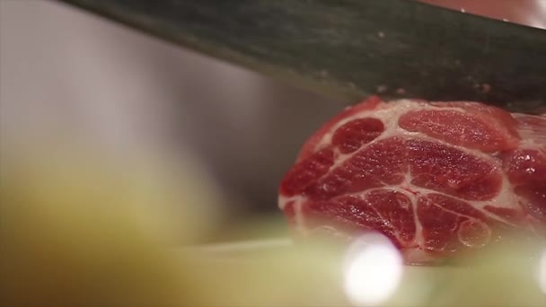 Les hommes coupent à la main de la viande fraîche avec un gros couteau. Un restaurant. Ferme là. Mouvement lent . — Video