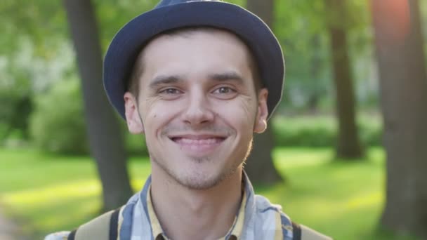 Retrato de menino de chapéu mostrando sinceramente alegria, sorriso, felicidade. Ao ar livre — Vídeo de Stock