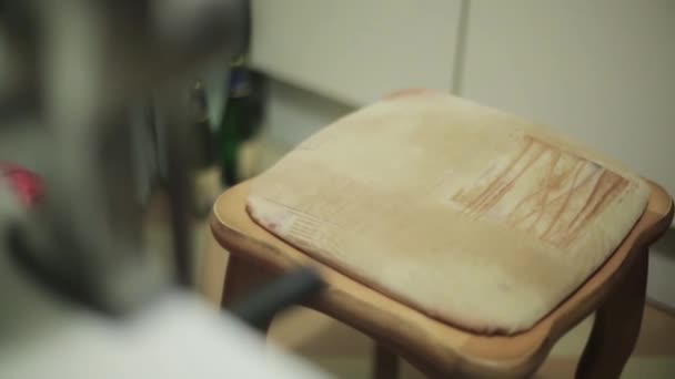Manos de hombre ponen pequeño tocadiscos en la cocina tablero de madera en silla . — Vídeo de stock