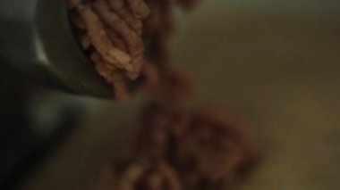 Taze et kıyma makinesi tarafından Ahşap mutfak gemide öğütme işlemi. Yakın çekim