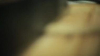 Adam el davul sopa tarafından kesilmiş Ahşap mutfak gemide gördüm. Yakın çekim.