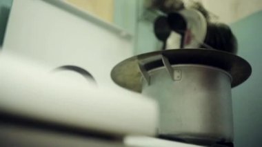 Adam el tencere gaz sobası eski yuvarlak davul plaka üzerinde ortaya çıkarmak. Sanat Evi