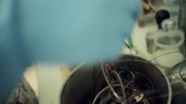 Eldiven erkekte birçok teller tencere var ve bunu bankaya yatırmalıyım. Pişirme Sanat Evi