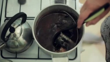Müzik öğeleriyle kitle dışarı tencere çorba Kepçe, banka koymak tarafından elleri