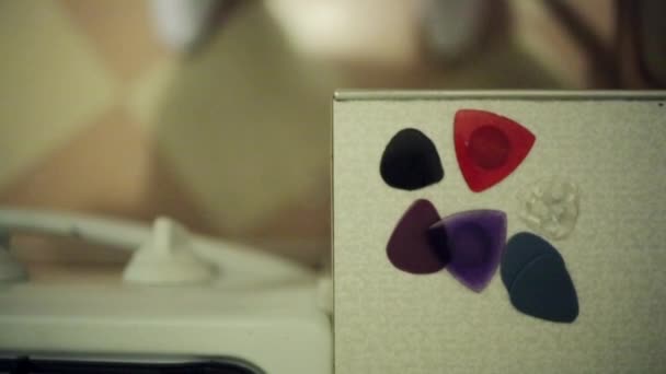 Руки людини збирають багато барвистих посередників з алюмінієвої магнітної дошки — стокове відео