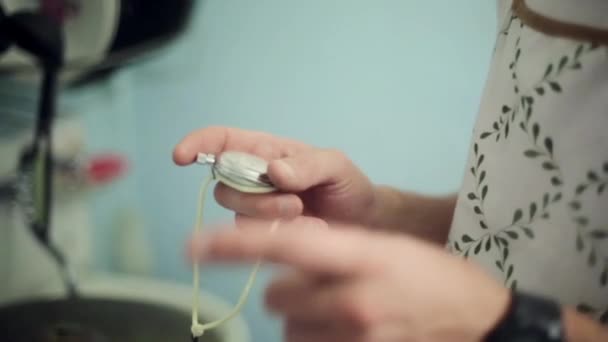 Les mains de l'homme tiennent et puis poussez le bouton de vieux chronomètre rond sur la cuisine — Video