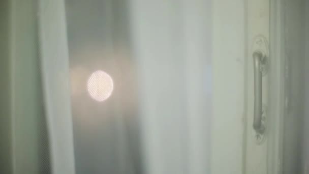 Vista de la luz abstracta a través de tul de ventana blanca . — Vídeos de Stock
