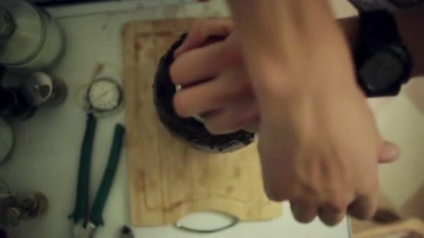 Le mani chiudono la banca con massa non commestibile dalla macchina dei rotoli della cucina. Cucina casa d'arte . — Video Stock