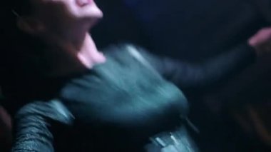 Çekici Dj kız siyah en enerji dans adlı gece kulübünde pikap.