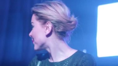 Gece kulübünde pikap, şarkı söyleyen çekici Dj kız siyah top gülümseme, karıştırma,
