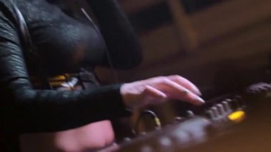 Karıştırma, gece kulübünde gülümseyen siyah top çekici Dj kız. Kulaklıklar