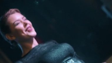 Çekici Dj kız siyah en iyi belsoğukluğu, pikap gece kulübünde, şarkı.